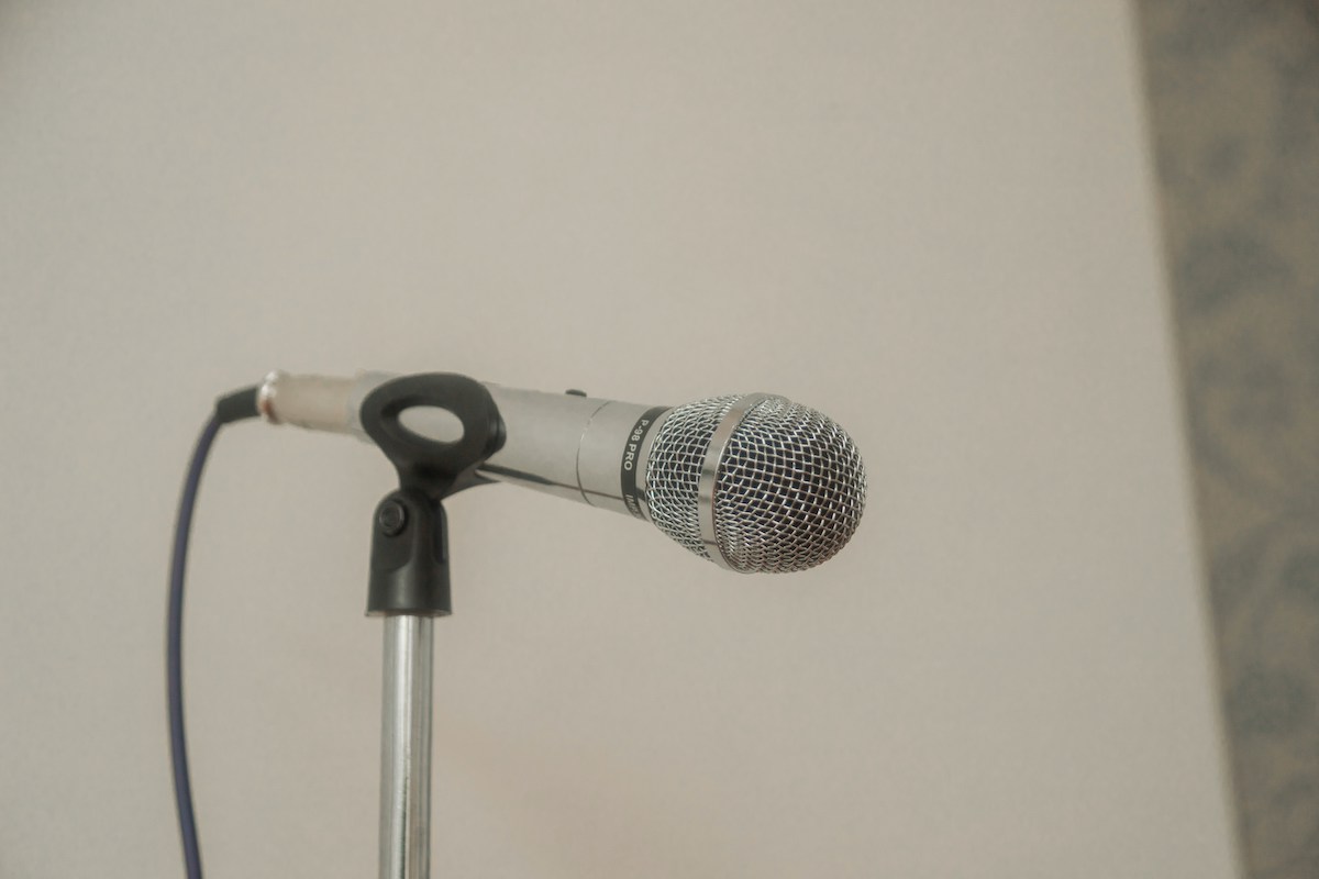 Dynamic mic on a stand