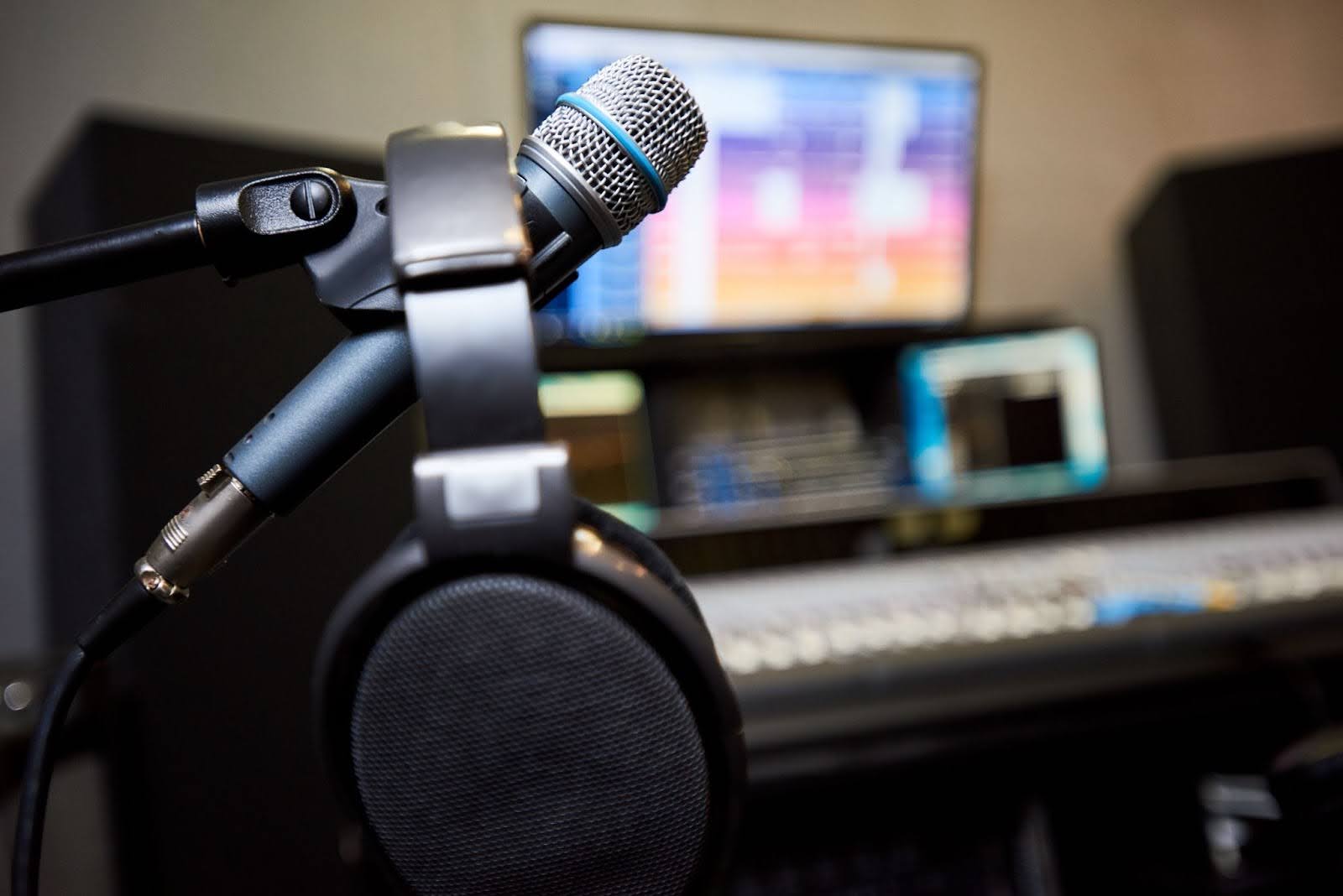 A professional microphone in a podcasting studio